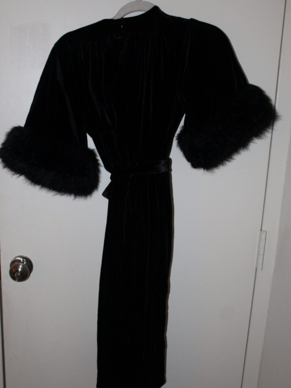 Elle Rebel 1940s Black Velvet Faux-Fur Trim Wrap Robe Dress - Picture 4 of 5